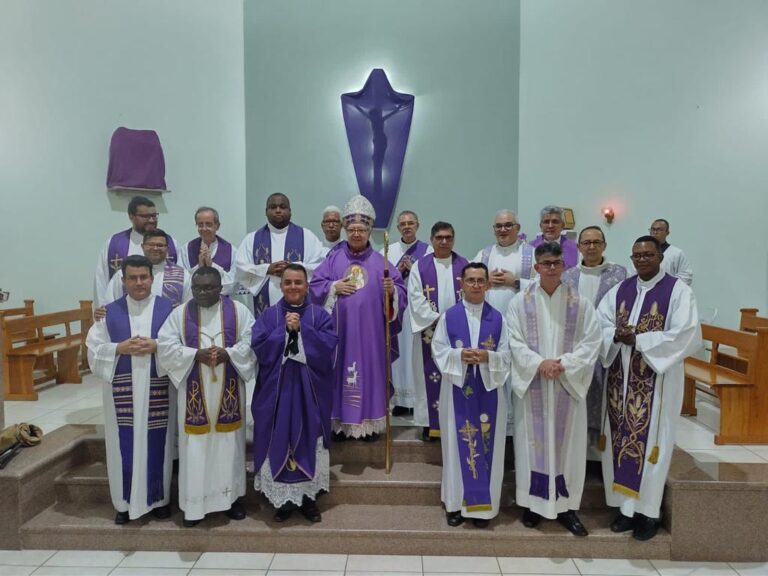 Bispo de Campos empossa novo padre da Quase-Paróquia Sant’Ana e São Joaquim