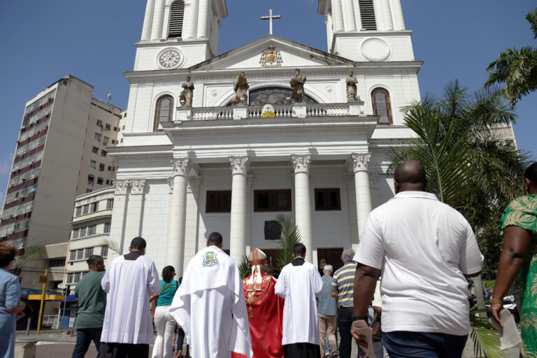 Dom Roberto Francisco preside celebração do Domingo de Ramos