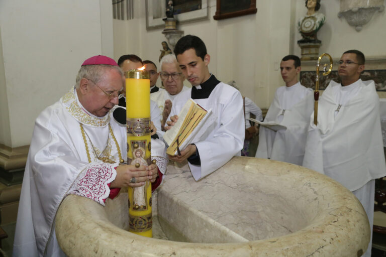 Dom Roberto preside Vigília Pascal na Catedral do Santíssimo Salvador