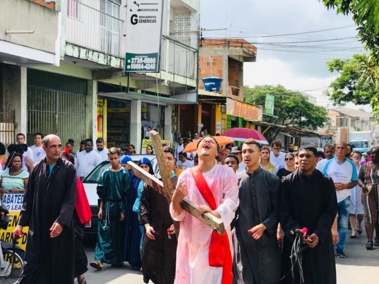 Jovens realizam Via-Sacra encenada pelas ruas do Parque Cidade Luz