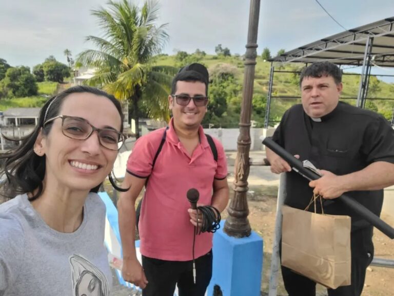 Páscoa: Orações e chocolate para alunos de escola em Morro do Coco