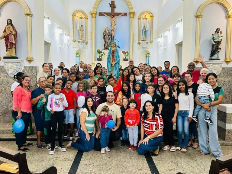 Crianças e familiares participam da Caminhada com Maria em Dores de Macabu