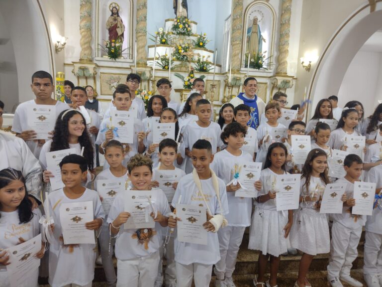 Crianças da Catequese São Gonçalo recebem a Primeira Comunhão