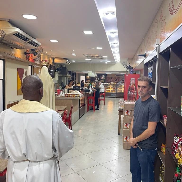 Paróquia São José promove visita da imagem de Nossa Senhora ao comércio