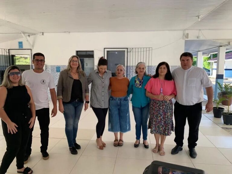 Páscoa: Padre José Maurício visita escola e leva mensagem a alunos, professores e funcionários