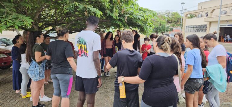 Adolescentes do Colégio Auxiliadora promovem ações de cidadania na Praça do IPS