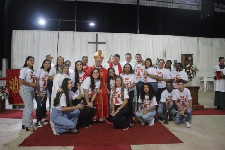 Dom Roberto Francisco preside missa com sacramento do Crisma em Morro do Coco