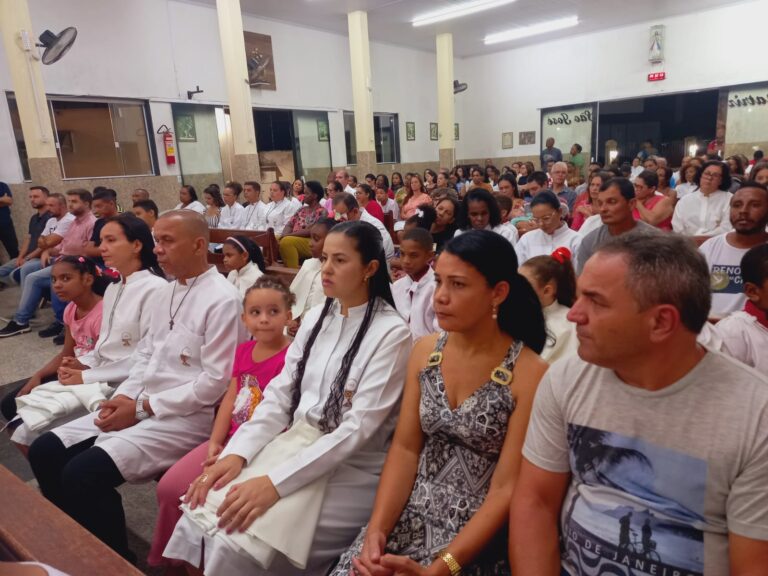 Fiéis participam da Santa Missa em comemoração aos 8 anos de sacerdócio do Pe. Cristiano