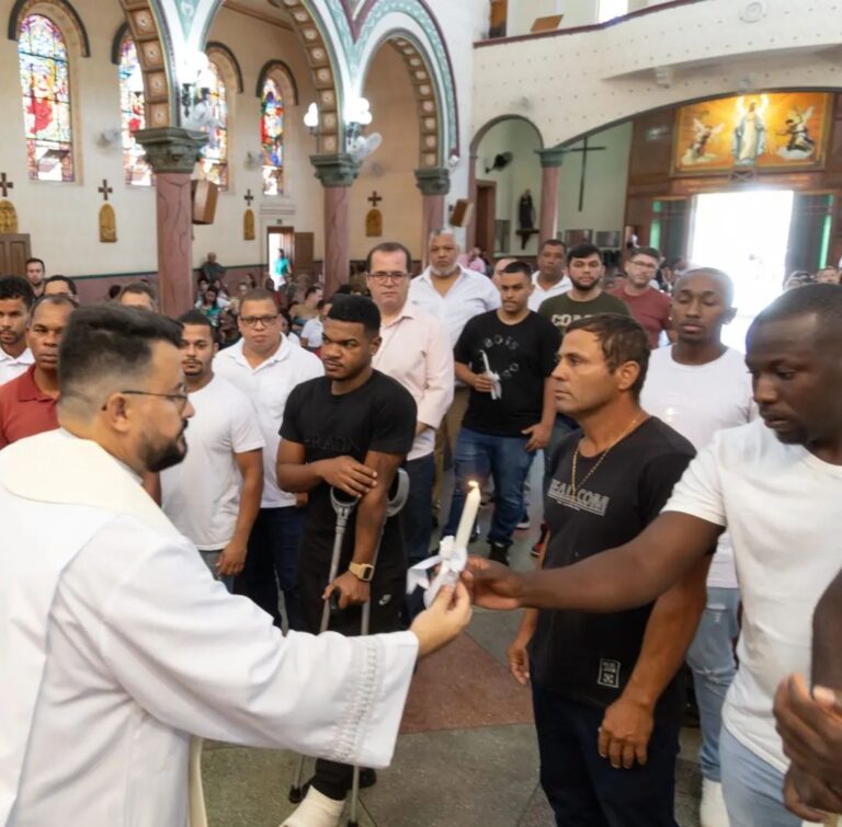 Bom Jesus do Itabapoana: Crianças recebem o batismo na Festa da Divina Misericórdia