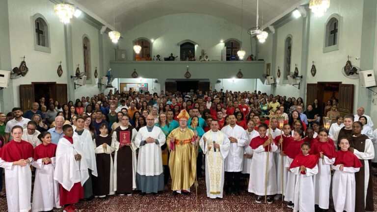 Jovens de Retiro do Muriaé recebem o Sacramento da Crisma no Domingo do Bom Pastor