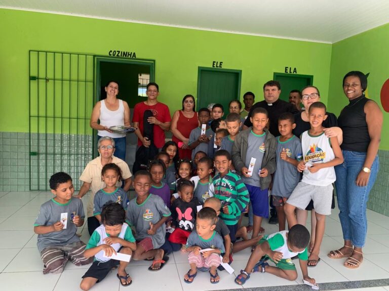 Escola em Morro do Coco recebe visita de Pe. José Maurício