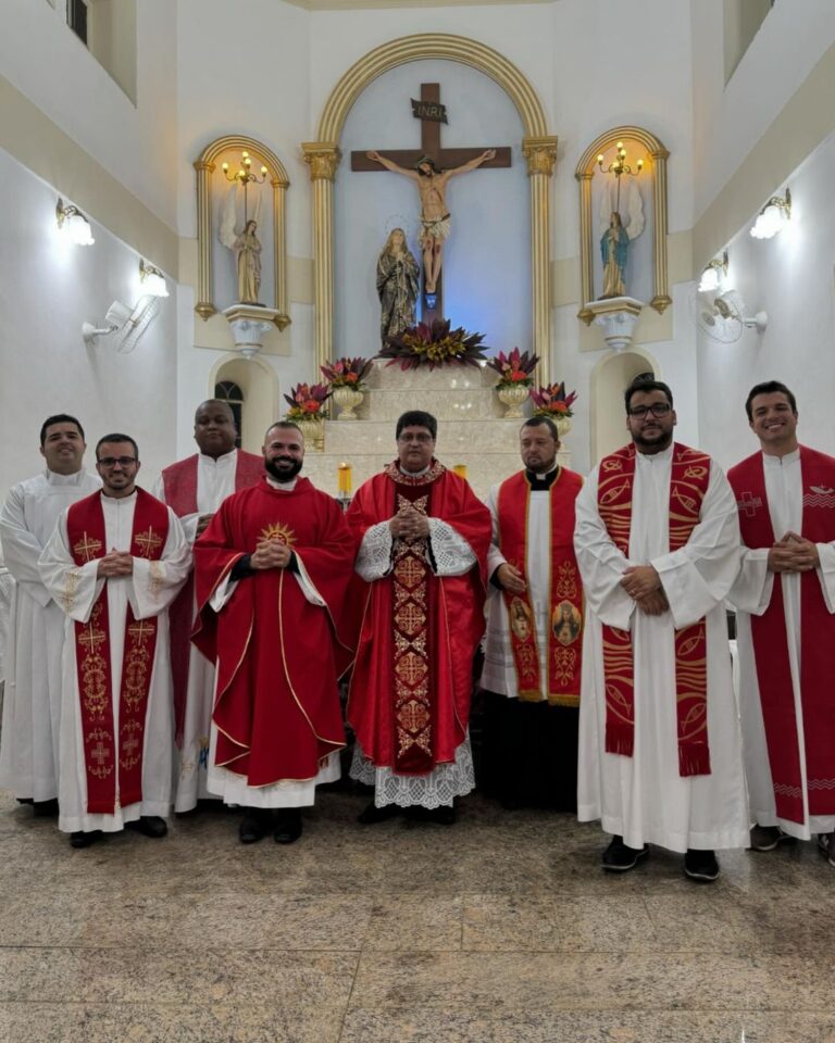 Pe. Fabrício recebe título de pároco da Paróquia Nossa Senhor das Dores