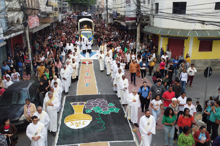 Paróquias da Diocese de Campos realizaram procissão e Corpus Christi