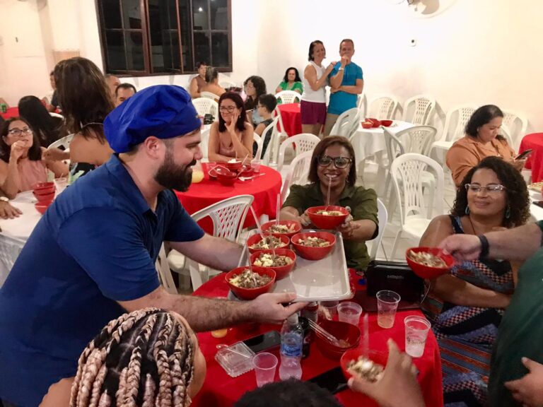 Jantar dançante da Paróquia Nossa Senhora Aparecida reúne dezenas de pessoas