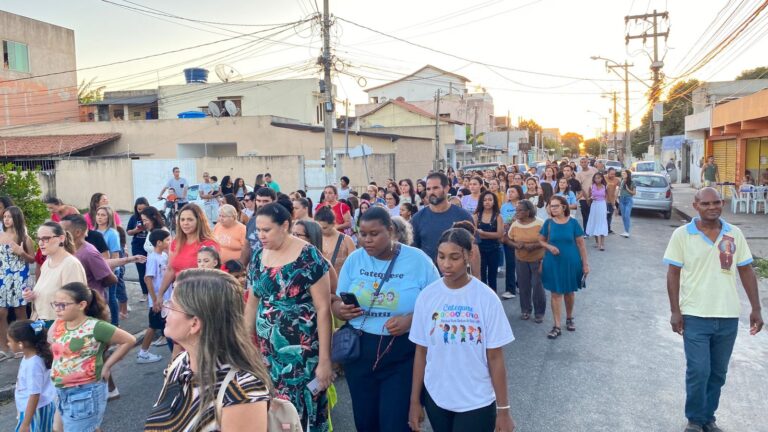 Crianças da Catequese participam de procissão na abertura do Novenário de Nossa Senhora de Fátima