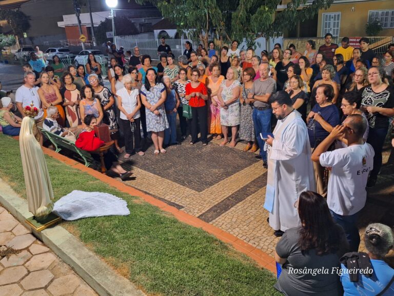 Devoção: Padre Rogério está rezando junto a comunidade paroquial o terço nas praças em Bom Jesus de Itabapoana