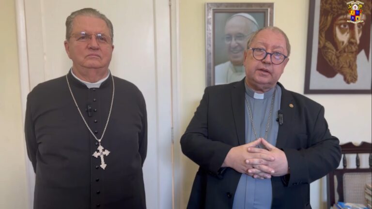 Dom Roberto Francisco concede bênção ao lado de Dom Fernando Rifan para os candidatos às eleições municipais