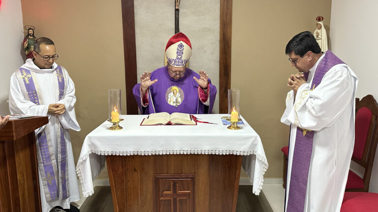 Bispo de Campos preside Missa para colaboradores da Mitra Diocesana