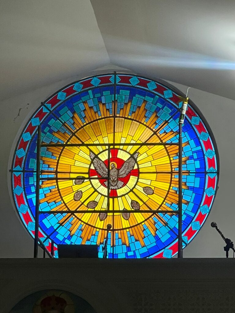 Paróquia São Vicente de Paulo inaugura vitrais confeccionados manualmente pelo pároco