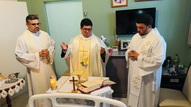 Padre celebram Missa em Ação de Graças pelos 89 anos de Dom Roberto Guimarães
