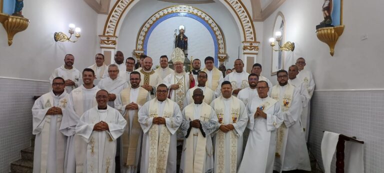 Bispo de Campos dá posse ao Pe. Renan como novo reitor do Santuário de Santo Amaro