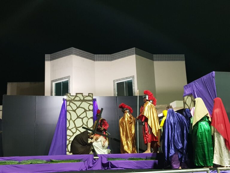 Grupo de Teatro Santa Maria do Parque Bela Vista preparando para o espetáculo Paixão de Cristo