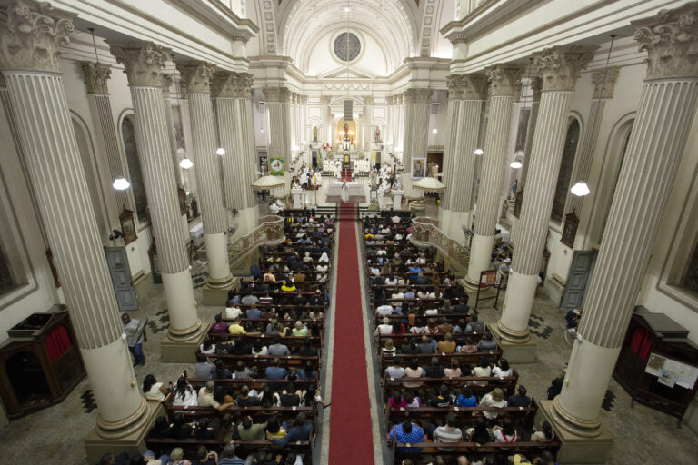 Santa Missa em sufrágio do Papa Francisco lota Catedral do Santíssimo Salvador