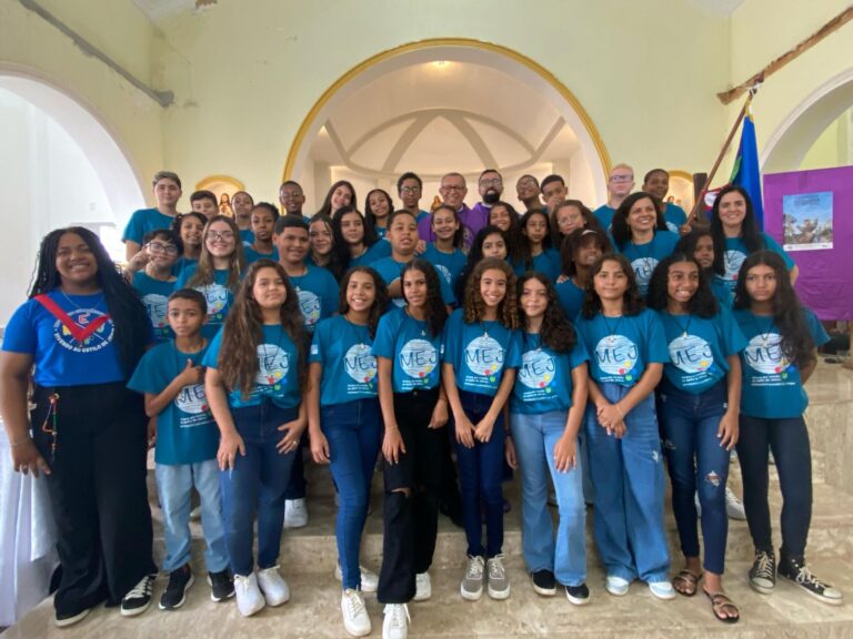 Crianças e adolescentes participam da Santa Missa do MEJ em Laje do Muriaé