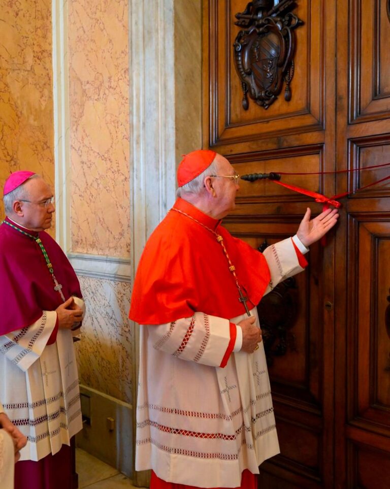 Decano do Colégio Cardinalício realiza o Rito de constatação da morte e o depósito do corpo no caixão