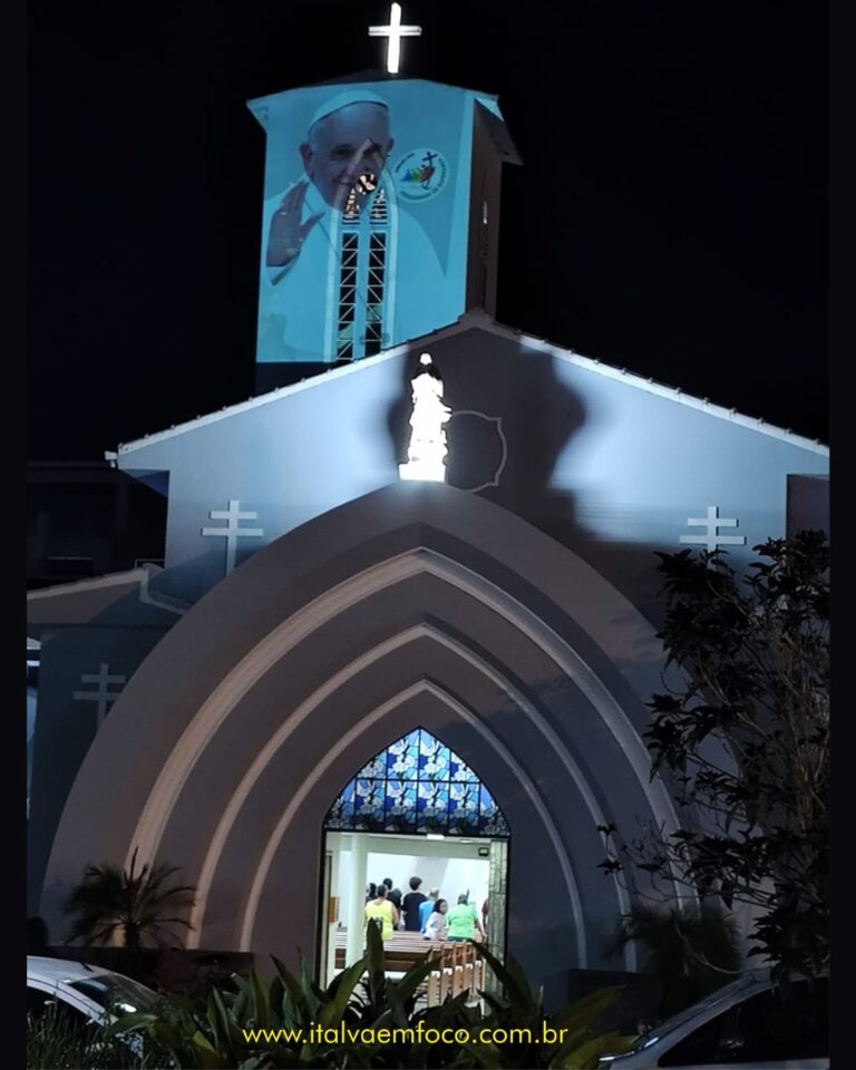 Homenagem: Paróquia de Italva projeta imagem do Papa Francisco na torre da Igreja Matriz