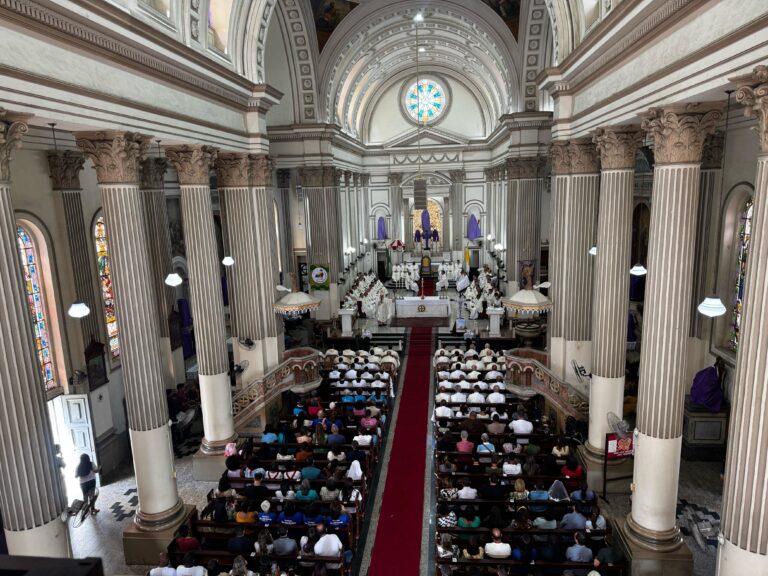 Bispo de Campos presidiu a Missa dos Santos Óleos na Catedral Diocesana