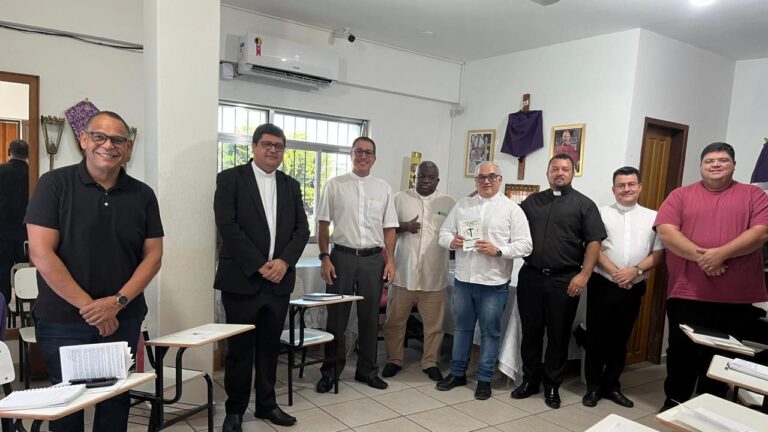 Padres participam de reunião para revisão do documento do Sínodo Diocesano