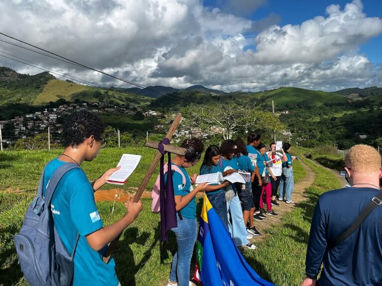 Paróquia de Laje do Muriaé realiza Via-Sacra com jovens em sintonia com a Campanha da Fraternidade