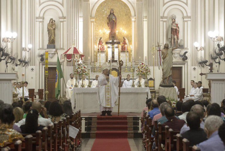 Fiéis participam da Vigília Pascal na Catedral do Santíssimo Salvador