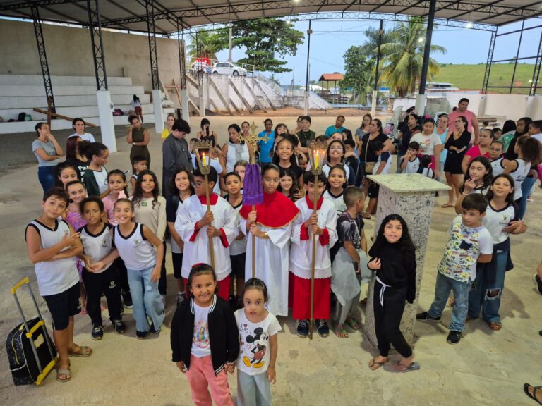 Semana Santa:  catequese leva crianças a participarem da via sacra