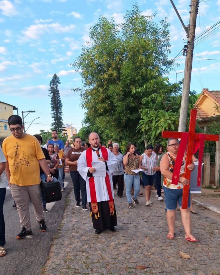 Moradores de Santo Amaro recebem via Sacra nas residências