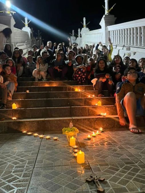 Mês Mariano: Crianças da catequese participam da oração do Terço Luminoso em Varre-Sai