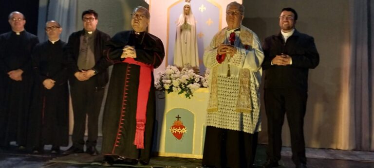Bispo de Campos participa do Terço pela Paz no Seminário Diocesano