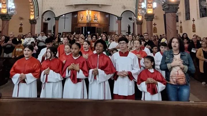 Novos Coroinhas são investidos na Paróquia Senhor Bom Jesus