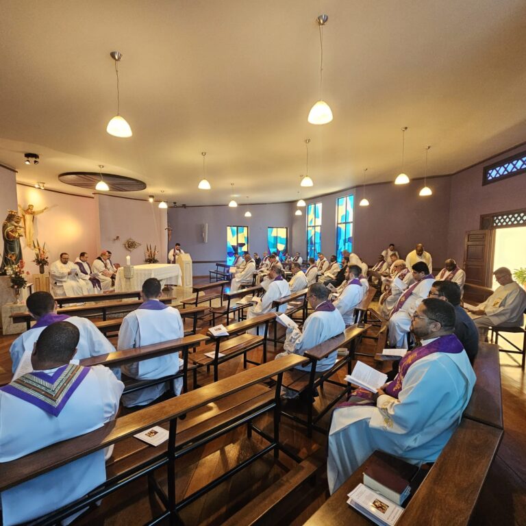 Padres participam do Rito Penitencial durante Retiro Canônico