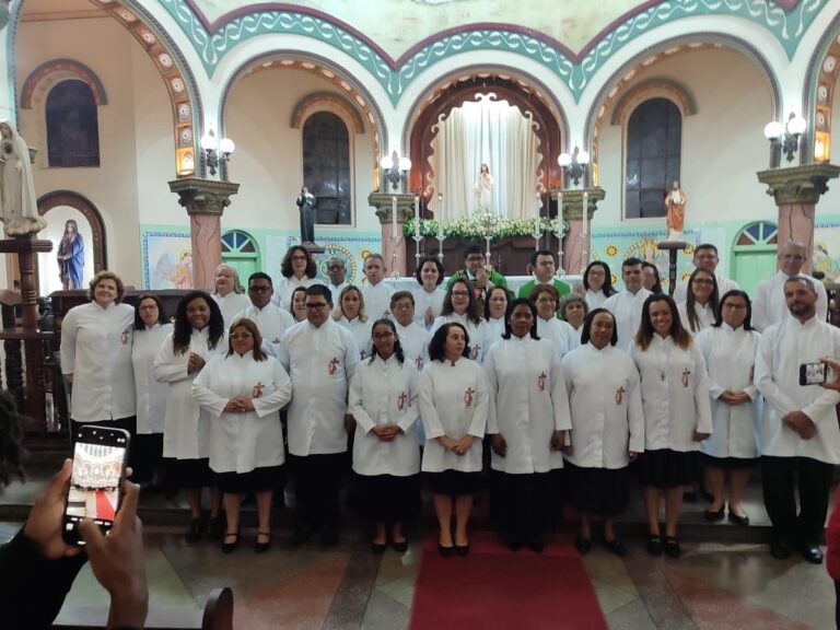 Paróquia Senhor Bom Jesus investe novos ministros para missão evangelizadora