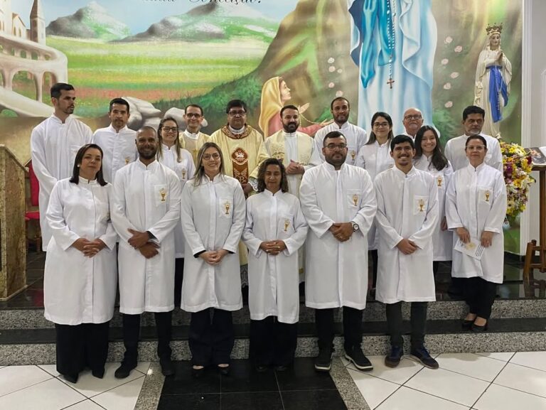 Vigário-geral investe novos MEDSCs na Paróquia Nossa Senhora de Lourdes