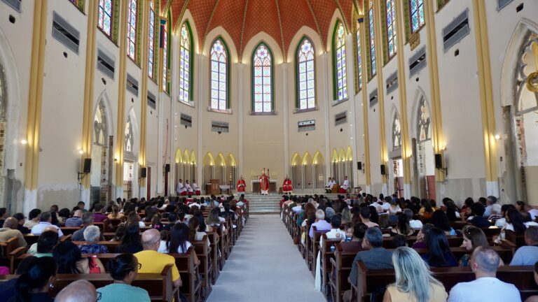 Jovens e adultos recebem o Sacramento da Crisma na Capela São Paulo, Apóstolo