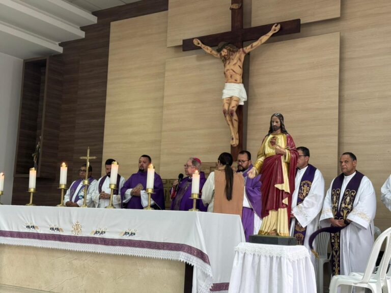 Bispo de Campos participa da Missa Exequial da mãe do Pe. Wallas