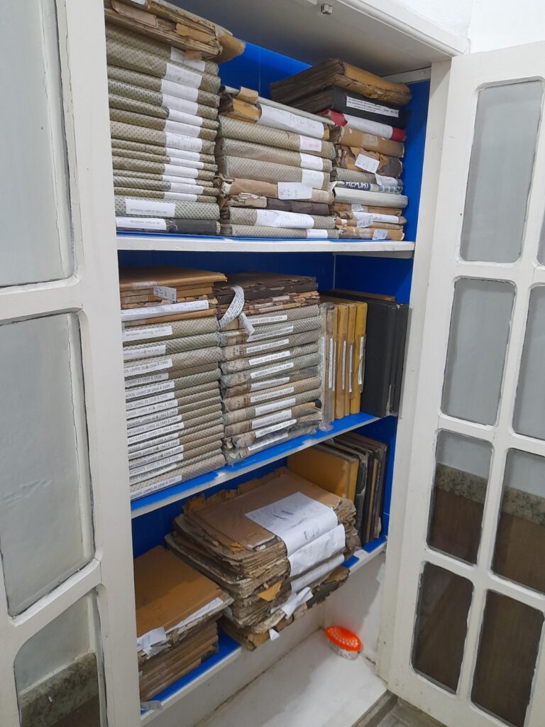 Paróquia São Gonçalo realiza higienização e limpeza dos livros de registros, alguns com mais de 150 anos