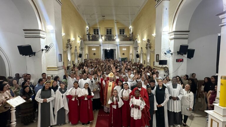 Jovens e adultos da Paróquia São Gonçalo recebem o Sacramento da Crisma