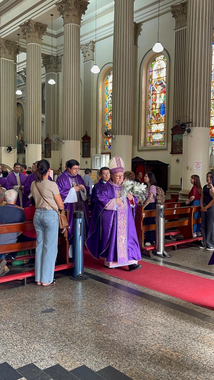 Fiéis participam da missa de um ano de falecimento de Dom Roberto Guimarães na Catedral