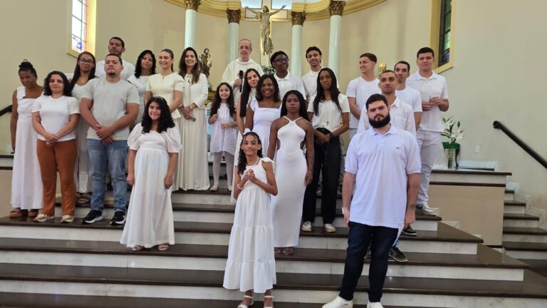 Paróquia em Itaperuna registra batismo de 22 pessoas e acolhe conversão de fiéis à fé católica