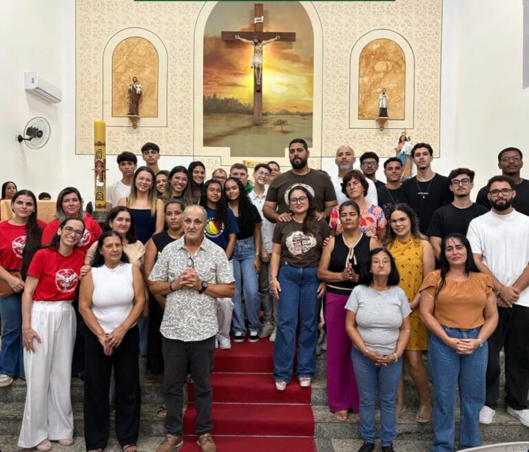 Paróquia Nossa Senhora da Penha acolhe grupo de crismandos e faz entrega do credo